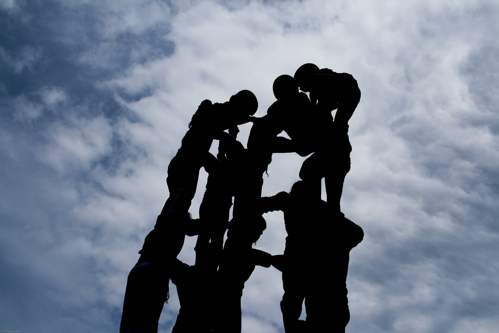 kids_creating_human_pyramid