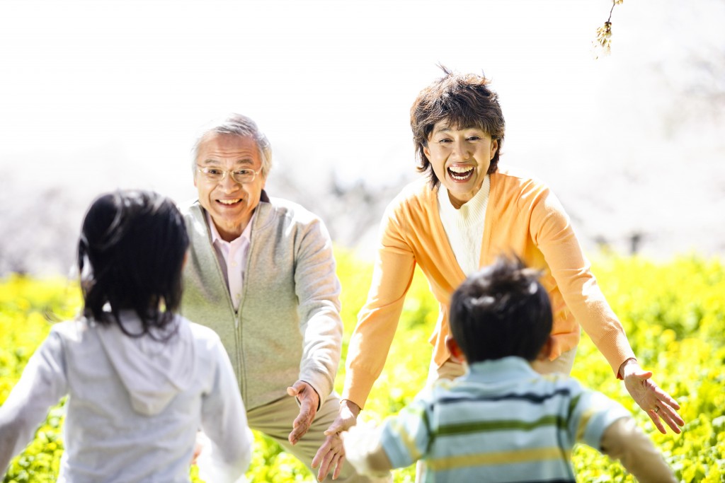 children_running_towards_grandparents_excited