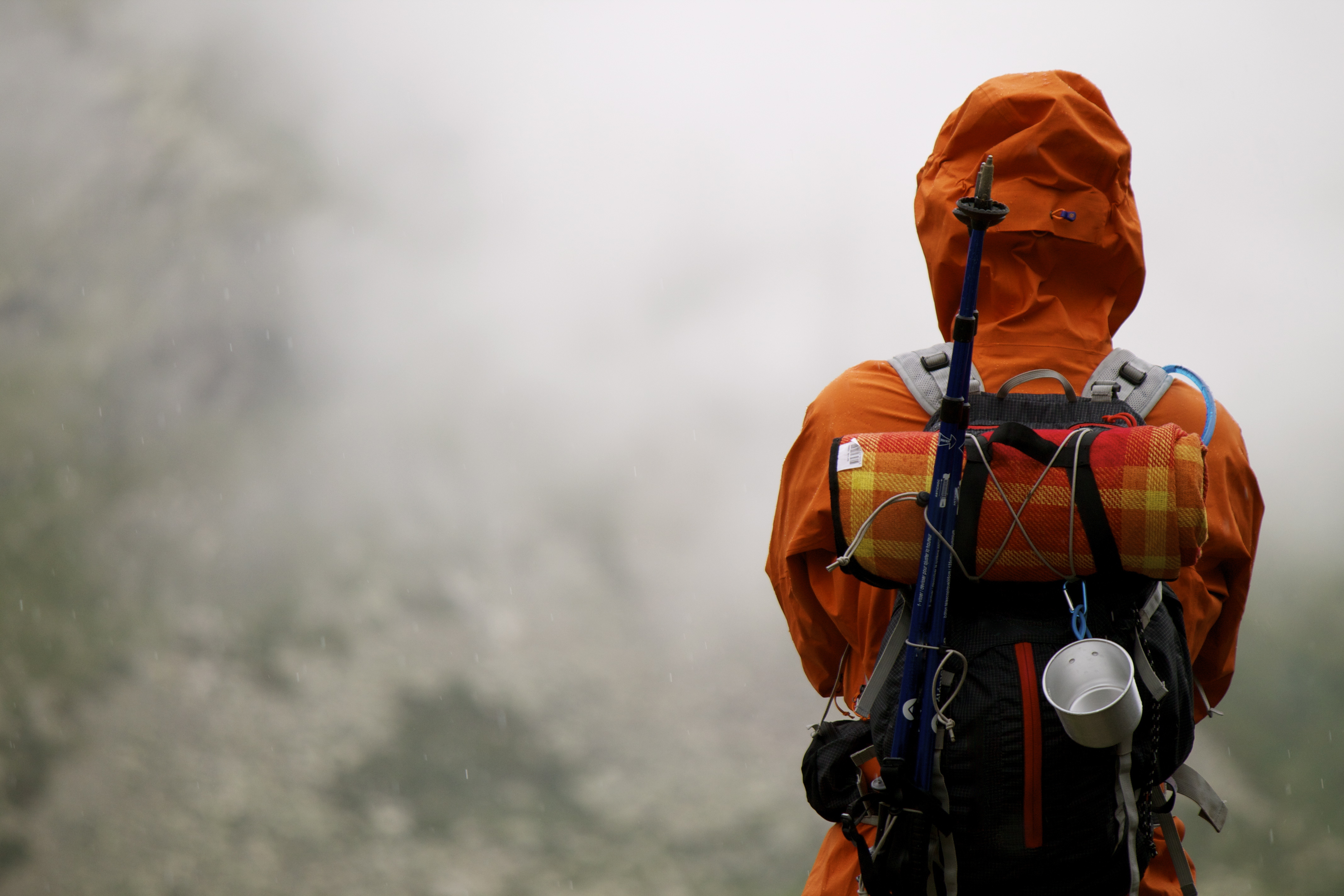 backpacker_overlooking_mist